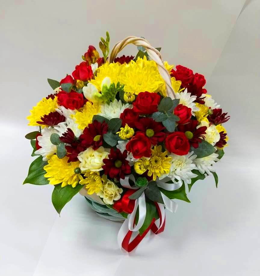 Цветочная композиция из Хризантемы и Розы в корзине в Апатитах