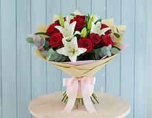 Букет цветов из:  Лилии и Розы в Апатитах