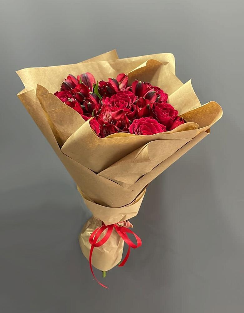 Букет цветов из: Альстромерии и Розы в Апатитах