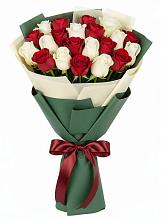 Букет Микс из красных и белых роз в Апатитах