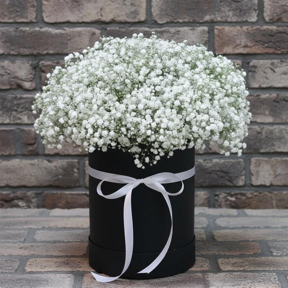 Цветочная композиция из Гипсофила в шляпной коробке в Апатитах