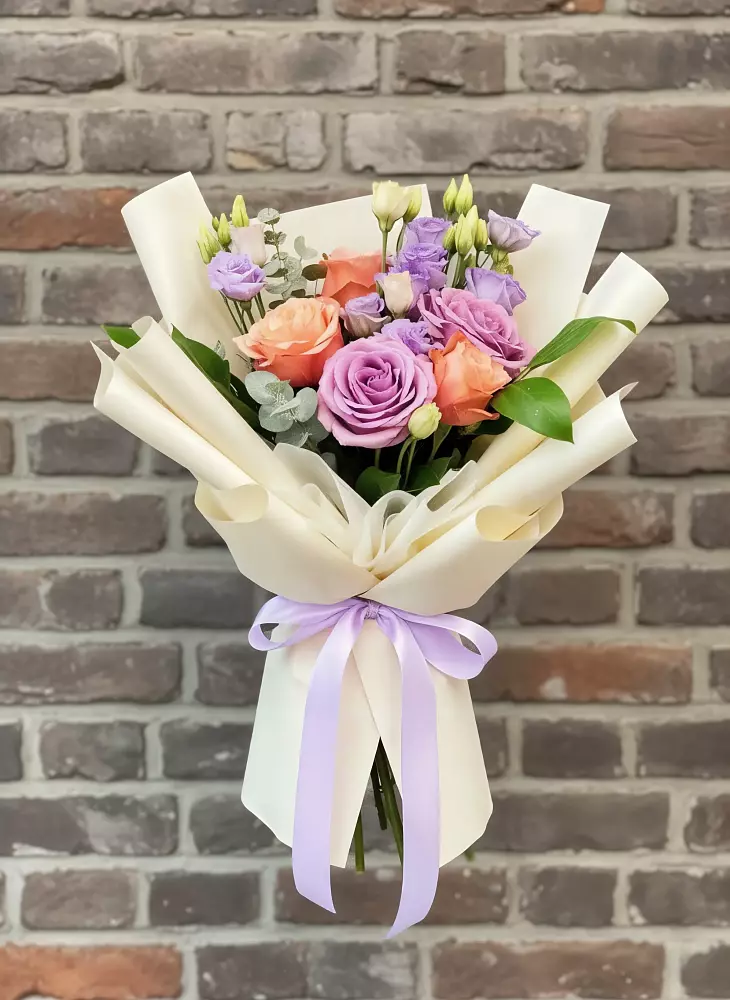 Букет цветов из: Лизиантусы и Розы в Апатитах