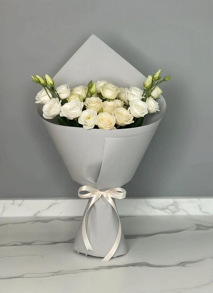 Букет цветов из: Розы и Лизиантусы в Апатитах