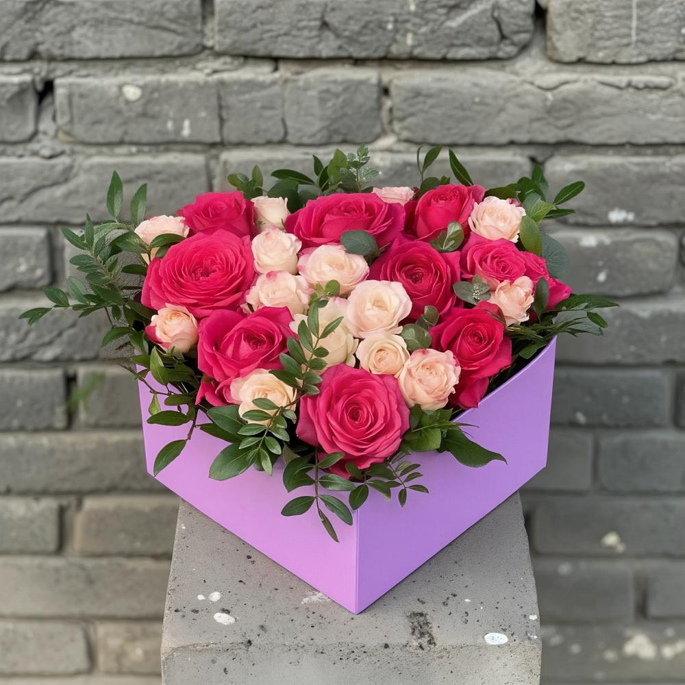 Цветочная композиция из Розы в коробке в Апатитах