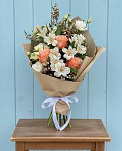 Букет цветов из:  Альстромерии, Лизиантусы, Розы и Хризантемы в Апатитах