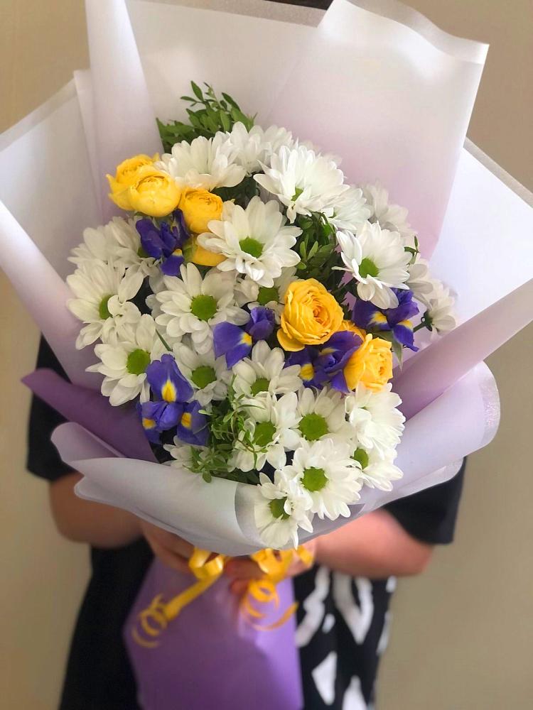 Букет цветов из: Ирисы, Хризантемы и Розы в Апатитах