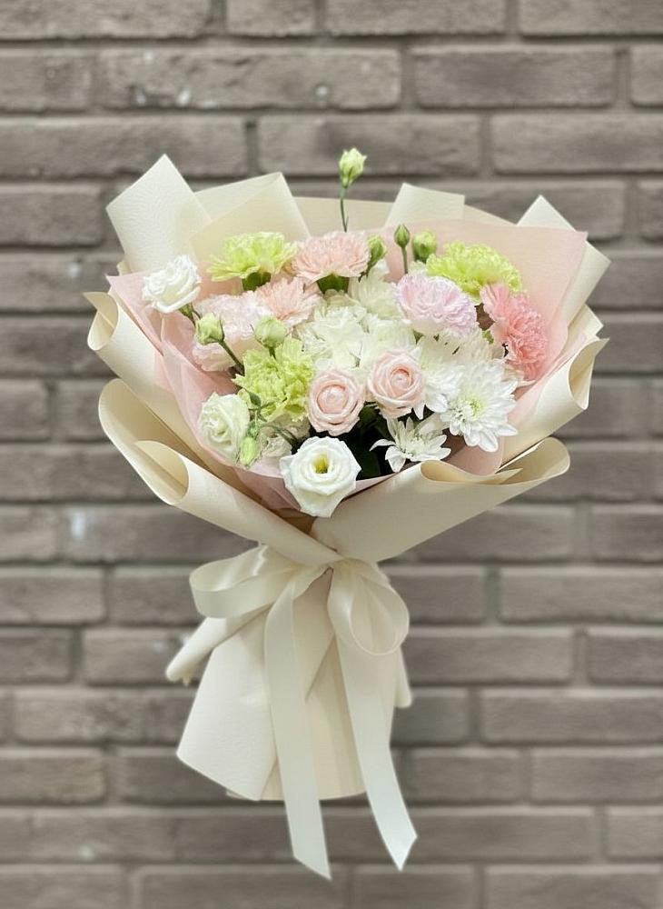 Букет цветов из: Гвоздики, Розы, Лизиантусы и Хризантемы в Апатитах