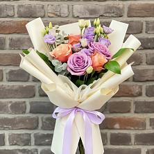 Букет цветов из:  Лизиантусы и Розы в Апатитах