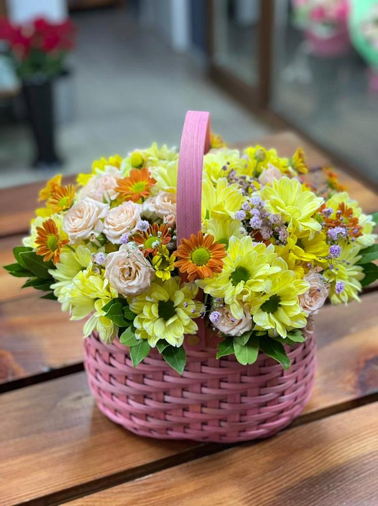 Цветочная композиция из Хризантемы и Розы в корзине в Апатитах