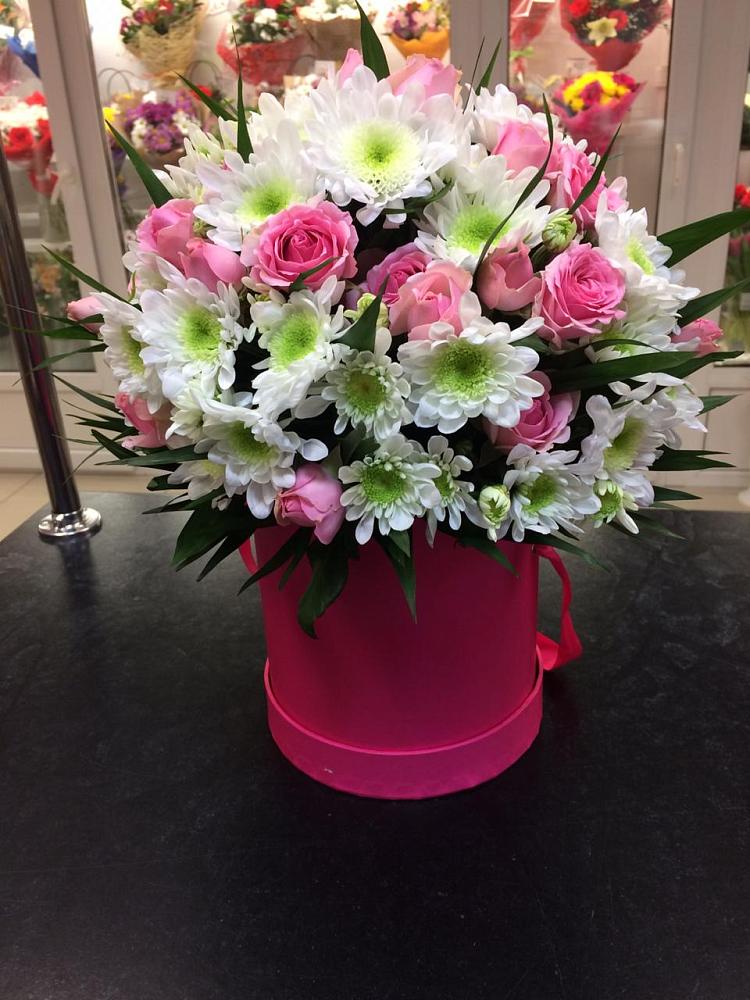 Цветочная композиция из Розы и Хризантемы в шляпной коробке в Апатитах