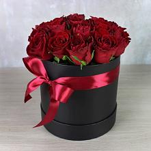 Цветочная композиция из Розы в шляпной коробке в Апатитах