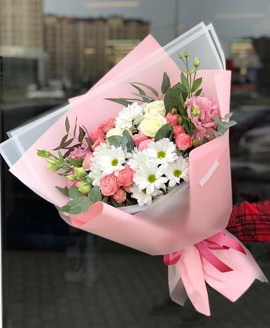 Букет цветов из: Розы, Лизиантусы и Хризантемы в Апатитах