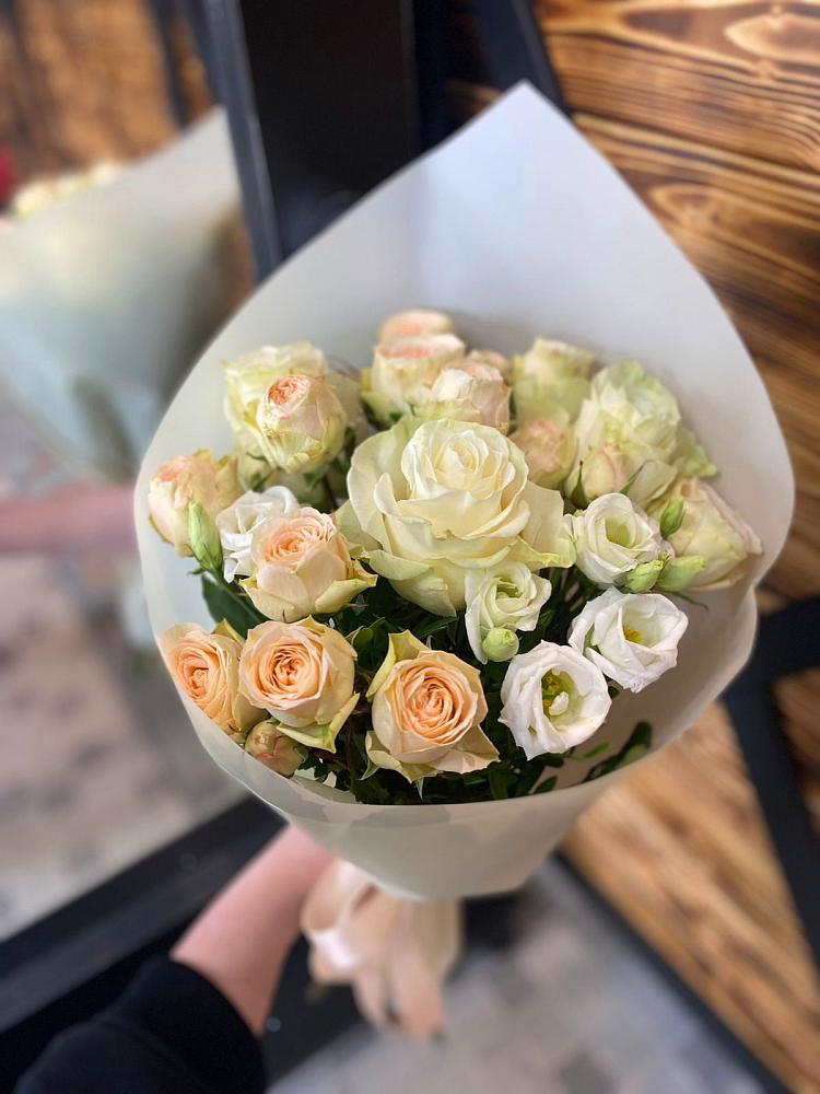 Букет цветов из: Розы и Лизиантусы в Апатитах